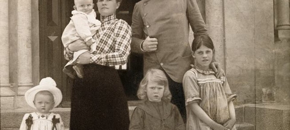 Familieportrett av familien Nansen hjemme på Polhøgda i 1902. Fra venstre: Irmelin, Odd på armen, Eva Nansen, Kåre, Fridtjof Nansen og Liv. L. Szacinski/ Nasjonalbiblioteket
