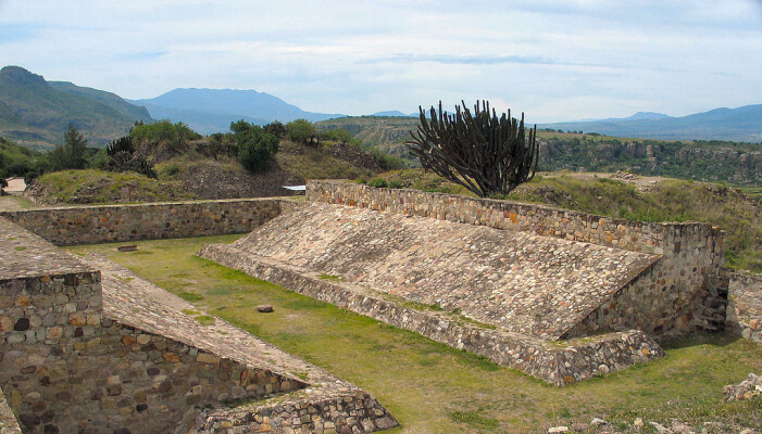 En annen bane, ved Yagul i Sør-Mexico. Denne banen stammer sannsynligvis fra 1250 til 1521. En annen bane, ved Yagul i Sør-Mexico. Denne banen stammer sannsynligvis fra 1250 til 1521.