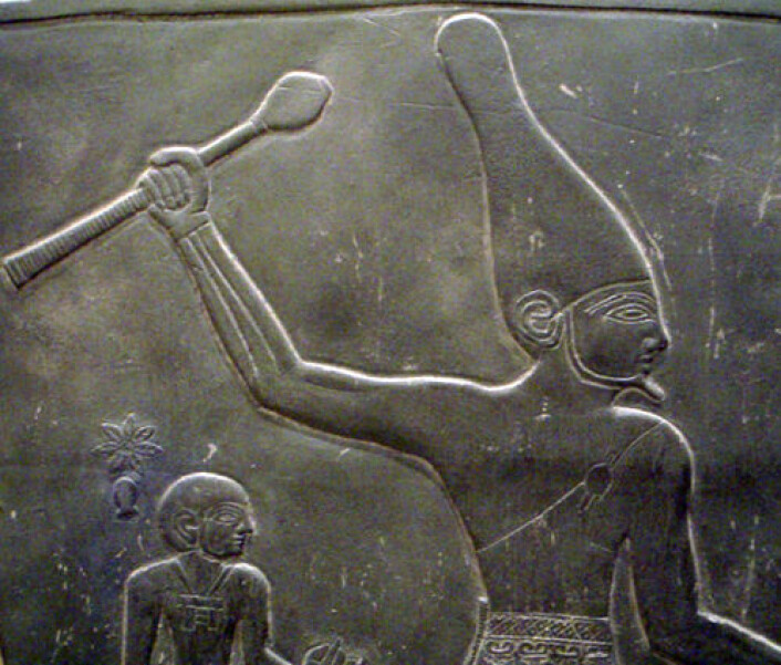 Avbildning av farao med den hvite kronen, som symboliserer makt over Øvre Egypt. Kronen har form som en kjegle eller et kremmerhus plassert opp ned og var farget hvit. Detalj fra den såkalte Narmer Palette som er ca hundre år yngre enn bergkunsten i Nag el-Hamdulab. (Foto: Wikipedia) Avbildning av farao med den hvite kronen, som symboliserer makt over Øvre Egypt. Kronen har form som en kjegle eller et kremmerhus plassert opp ned og var farget hvit. Detalj fra den såkalte Narmer Palette som er ca hundre år yngre enn bergkunsten i Nag el-Hamdulab. (Foto: Wikipedia)
