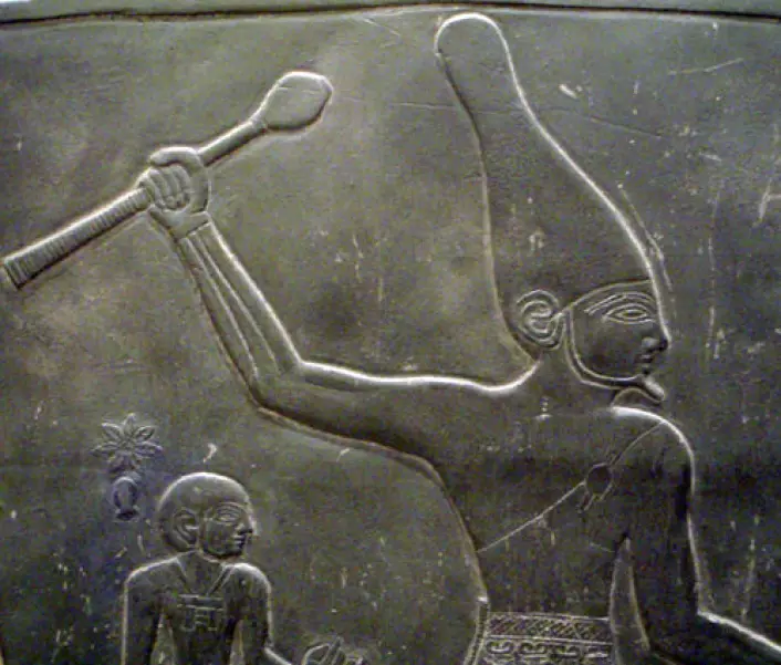 Avbildning av farao med den hvite kronen, som symboliserer makt over Øvre Egypt. Kronen har form som en kjegle eller et kremmerhus plassert opp ned og var farget hvit. Detalj fra den såkalte Narmer Palette som er ca hundre år yngre enn bergkunsten i Nag el-Hamdulab. (Foto: Wikipedia)