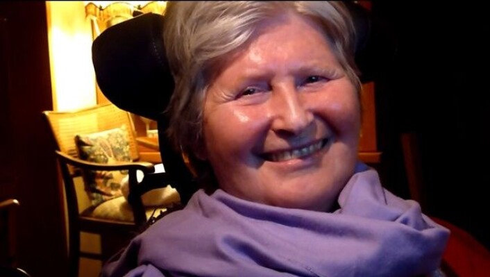 ALS-sjuke Heidi Pfützner får hjelp av teknologi til å lage bilete med hjernekraft. (Foto: YouTube, skjermdump) ALS-sjuke Heidi Pfützner får hjelp av teknologi til å lage bilete med hjernekraft. (Foto: YouTube, skjermdump)