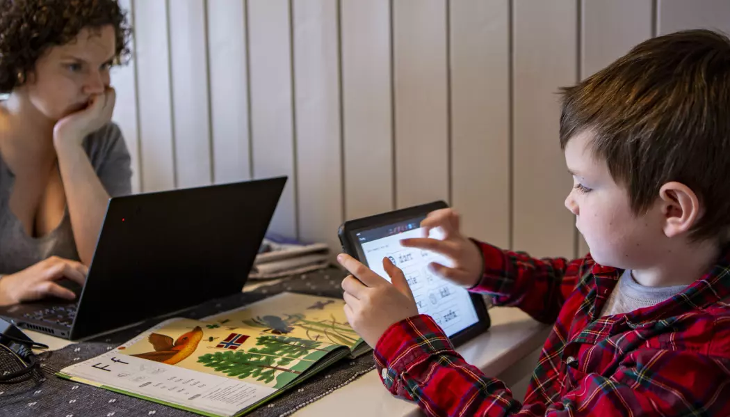 7 år gamle Paul Cornelis Kirkeby, som går i første klasse på koronastengte Vestli skole i Oslo, har hjemmeundervisning via iPad, mens mamma Anja Kristin har hjemmekontor. Hvor lenge skal vi leve slik?