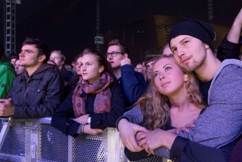 God stemning – med og uten hørselsvern ved scenekanten. (Foto: Thor Nielsen/Sintef) God stemning – med og uten hørselsvern ved scenekanten. (Foto: Thor Nielsen/Sintef)
