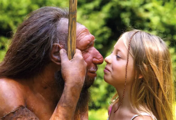 Neandertalere og moderne mennesker kan ha skilt lag evolusjonsmessig for så mye som en million år siden. Bildet viser ei jente som hilser på en rekonstruksjon av en neandertaler ved det populære Neanderthal Museum i Tyskland. Museet ligger i Mettman, ikke langt fra Düsseldorf, på stedet der de første neandertalerne ble funnet. (Foto: Neanderthal Museum/H. Neumann)
