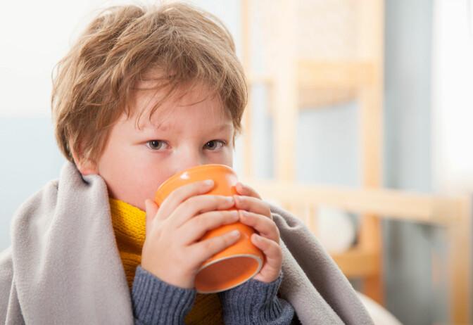 Når barn blir syke av koronaviruset, er symptomene de får ganske lik forkjølelse. De kan få feber og hoste.