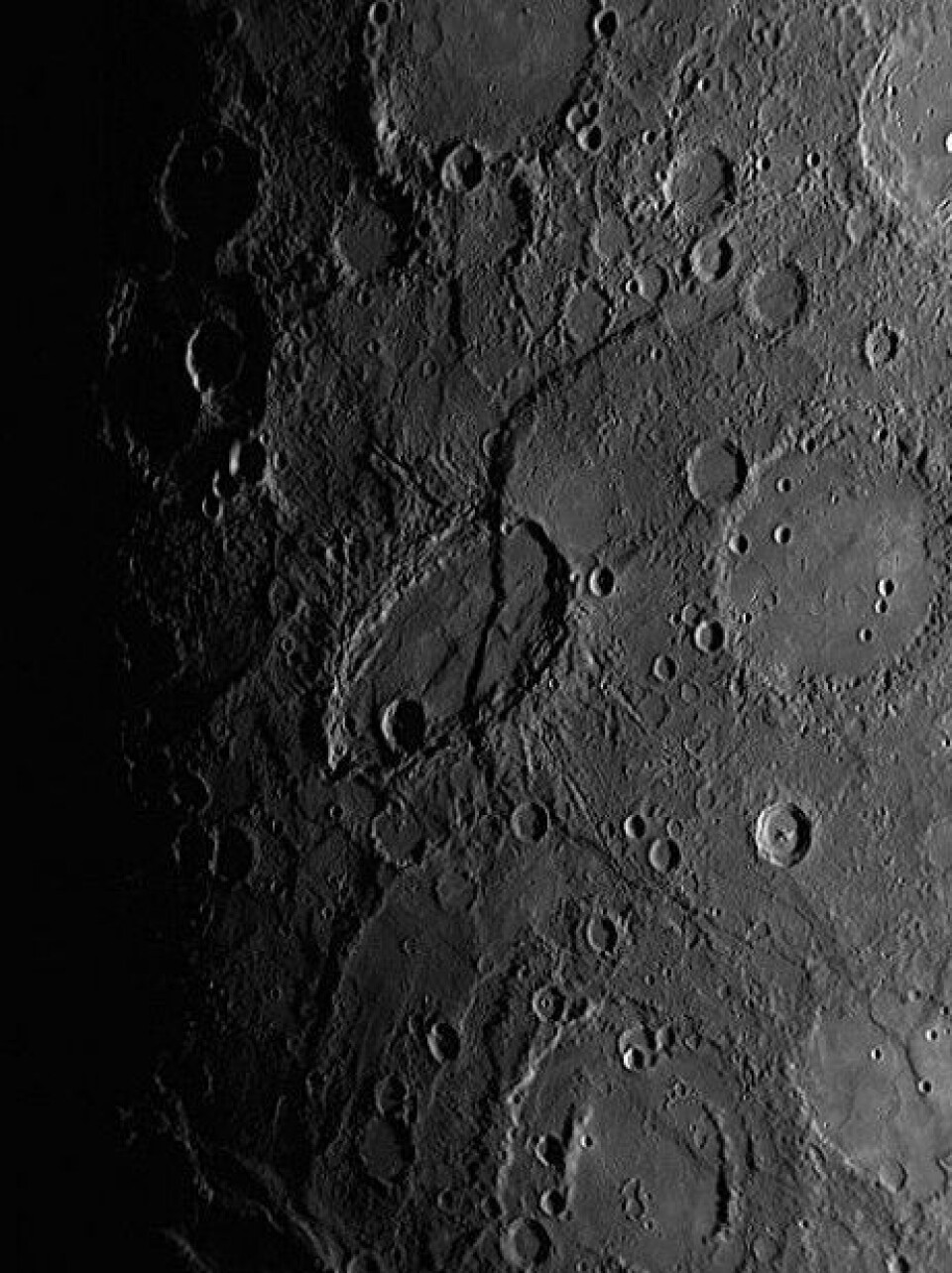 Merkur er dekt av trappeskrenter som et resultat av plateforskyving. Fordelinga av disse rundt på planeten tyder på at den har krympa så mye som seks kilometer siden starten, og prosessen foregår muligens fortsatt. (Foto: NASA)