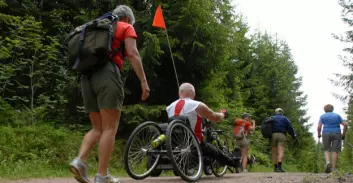 Ut på tur til beins og i rullestol (Foto: Jon Arne Dammen,NIH)