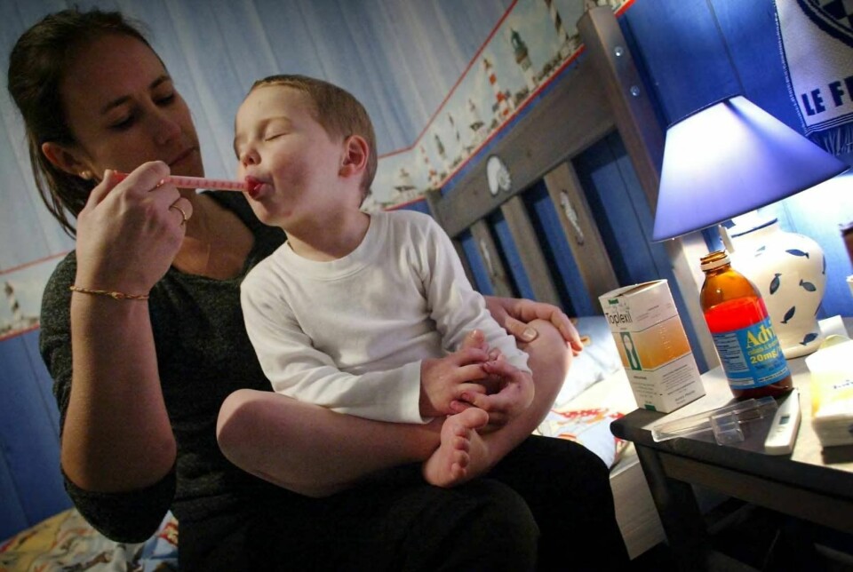 Et barn får behandling med antibiotika-mikstur. (Illustrasjonsfoto)