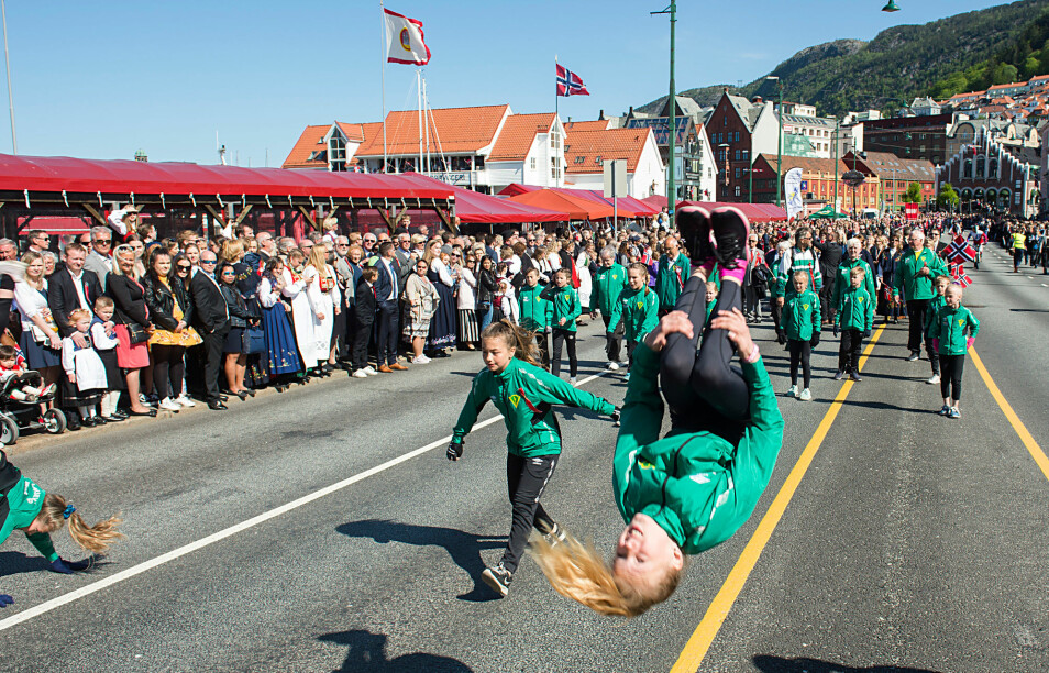 Bildet viser ungdom fra Laksevåg Turn og idrettslag i folketoget 17. mai i Bergen 2018.
