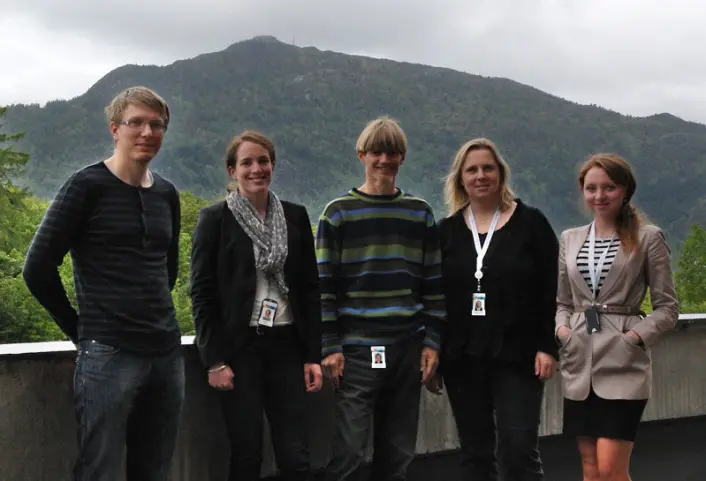 Forskergruppa for geotermisk energi på Christian Michelsen Research. Fra venstre: Knut-Erland Brun, Inga Berre, Jan Kocbach, Ranveig Bjørk, Anna Sandvin. I bakgrunnen fjellet Løvstakken. (Foto: Arnfinn Christensen) Forskergruppa for geotermisk energi på Christian Michelsen Research. Fra venstre: Knut-Erland Brun, Inga Berre, Jan Kocbach, Ranveig Bjørk, Anna Sandvin. I bakgrunnen fjellet Løvstakken. (Foto: Arnfinn Christensen)