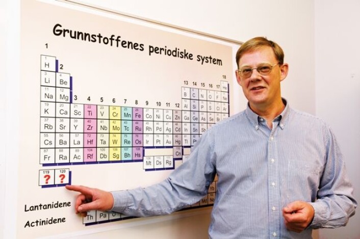 Professor Jon Petter Omtvedt håper å kunne utvide det periodiske system med grunnstoffene 119 og 120. (Foto: Yngve Vogt) Professor Jon Petter Omtvedt håper å kunne utvide det periodiske system med grunnstoffene 119 og 120. (Foto: Yngve Vogt)