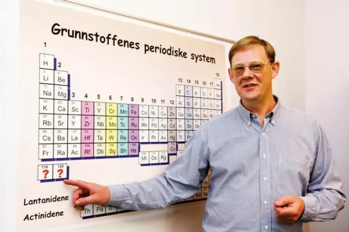Professor Jon Petter Omtvedt håper å kunne utvide det periodiske system med grunnstoffene 119 og 120. (Foto: Yngve Vogt)