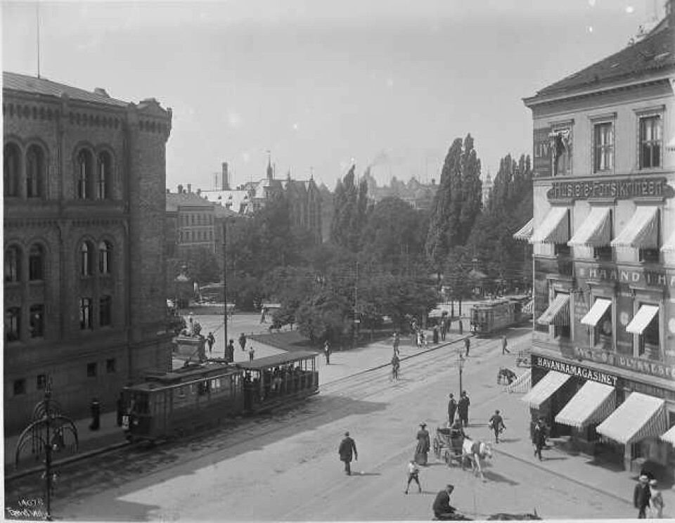 Hjørnet av Stortinget i 1912. (Foto: Wikimedia Commons)