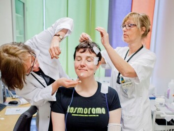 Pasientene som blir med i studien fyller ut søvndagbøker og bruke utstyr som måler søvnmønster. Mette Steinan prøver utstyret. (Foto: Håvard Kallestad) Pasientene som blir med i studien fyller ut søvndagbøker og bruke utstyr som måler søvnmønster. Mette Steinan prøver utstyret. (Foto: Håvard Kallestad)
