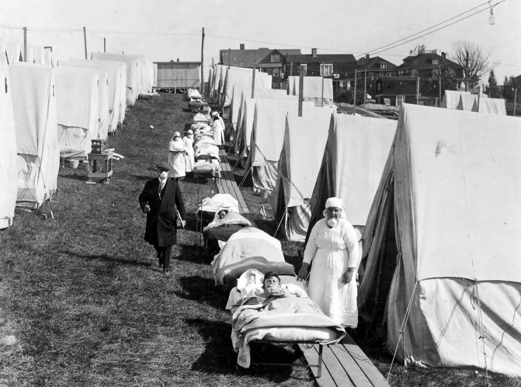 Under spanskesyken ble friskluft-behandling populært. Bildet viser pasienter på et sykehus i Boston i USA. Under spanskesyken ble friskluft-behandling populært. Bildet viser pasienter på et sykehus i Boston i USA.