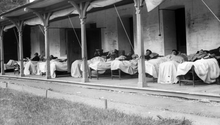 Frisk luft ble også tatt i bruk mot tuberkulose og andre sykdommer. Dette var vanlig helt til vi fikk antibiotika på 1950-tallet. Her ser du tuberkulose-pasienter som får friskluft-behandling ved Luster sanatorium (Harastølen) i Sogn og Fjordane. Frisk luft ble også tatt i bruk mot tuberkulose og andre sykdommer. Dette var vanlig helt til vi fikk antibiotika på 1950-tallet. Her ser du tuberkulose-pasienter som får friskluft-behandling ved Luster sanatorium (Harastølen) i Sogn og Fjordane.