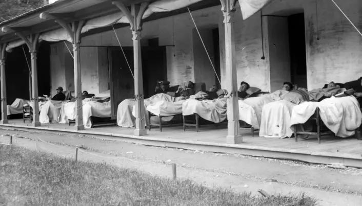 Frisk luft ble også tatt i bruk mot tuberkulose og andre sykdommer. Dette var vanlig helt til vi fikk antibiotika på 1950-tallet. Her ser du tuberkulose-pasienter som får friskluft-behandling ved Luster sanatorium (Harastølen) i Sogn og Fjordane.