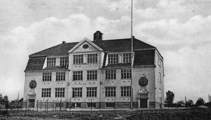 Kunnskap om frisk luft og nytten av sollys, gjorde at både sykehus og skoler i forrige århundre ble bygd med store rom der det var høyt under taket. I tillegg ble det satt inn store vinduer. Dette ser du fortsatt på mange gamle skolebygninger. Her Sagdalen skole i Lillestrøm kommune i 1922. Kunnskap om frisk luft og nytten av sollys, gjorde at både sykehus og skoler i forrige århundre ble bygd med store rom der det var høyt under taket. I tillegg ble det satt inn store vinduer. Dette ser du fortsatt på mange gamle skolebygninger. Her Sagdalen skole i Lillestrøm kommune i 1922.