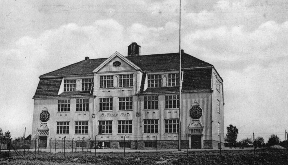 Kunnskap om frisk luft og nytten av sollys, gjorde at både sykehus og skoler i forrige århundre ble bygd med store rom der det var høyt under taket. I tillegg ble det satt inn store vinduer. Dette ser du fortsatt på mange gamle skolebygninger. Her Sagdalen skole i Lillestrøm kommune i 1922.