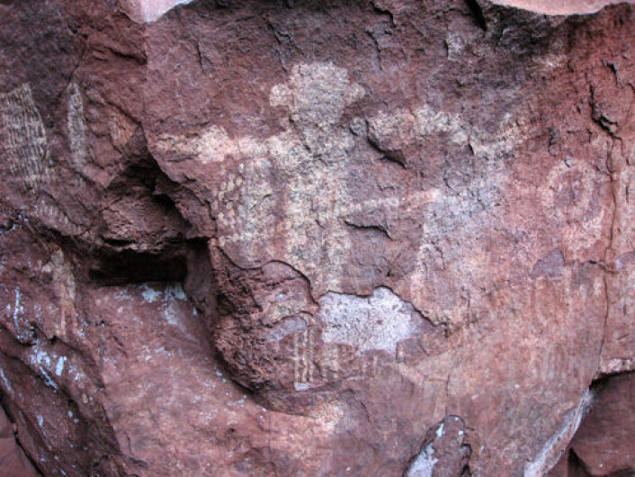 En menneskelignende figur omgitt av dyr og symboler. Tegningene skal være mellom 4000 og 10 000 år gamle og har likhetstrekk med tilsvarende bergkunst funnet andre steder i Brasil. (Foto: Alexine Keuroghlian/WCS) En menneskelignende figur omgitt av dyr og symboler. Tegningene skal være mellom 4000 og 10 000 år gamle og har likhetstrekk med tilsvarende bergkunst funnet andre steder i Brasil. (Foto: Alexine Keuroghlian/WCS)