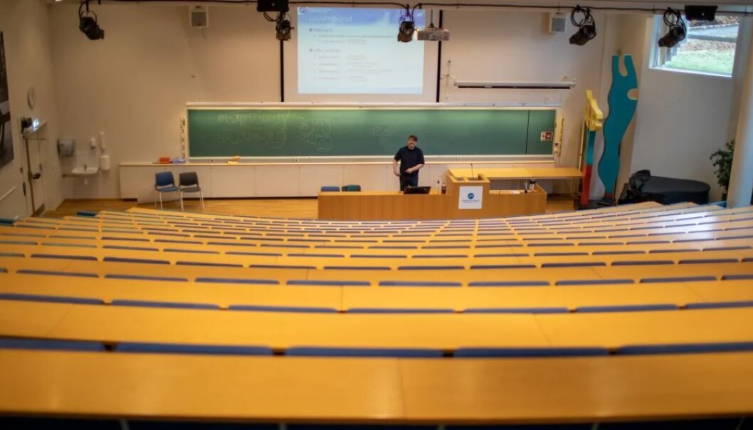 Tomme auditorier. Digital undervisning og hjemmeeksamen skal få studentene i Molde gjennom studiene på normert tid. Tomme auditorier. Digital undervisning og hjemmeeksamen skal få studentene i Molde gjennom studiene på normert tid.