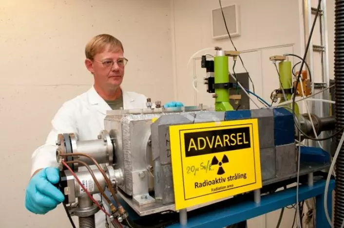 Professor Jon Petter Omtvedt med selvlagd utstyr til de kjemiske eksperimentene. (Foto: Yngve Vogt)