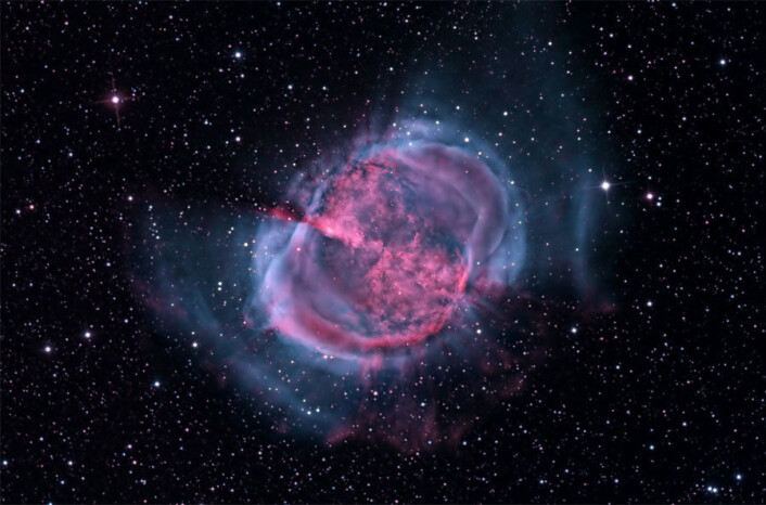 The Dumbbell Nebula - Manualtåka på norsk - viser hvordan vår egen sol vil sluke omkringliggende planeter om ca. fem milliarder år. (Foto: Bill Snyder) The Dumbbell Nebula - Manualtåka på norsk - viser hvordan vår egen sol vil sluke omkringliggende planeter om ca. fem milliarder år. (Foto: Bill Snyder)