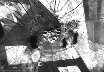 "Satellittbilde av Tell Brak med den kunstige jordhaugen i midten. (Foto: United States Geological Survey)." "Satellittbilde av Tell Brak med den kunstige jordhaugen i midten. (Foto: United States Geological Survey)."