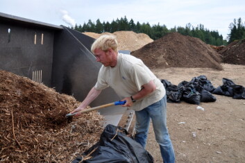 Tore Filbakk tar flisprøve. (Foto: Leif Kjøstelsen, Skog og landskap) Tore Filbakk tar flisprøve. (Foto: Leif Kjøstelsen, Skog og landskap)