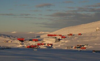 "Troll forskningsstasjon etter snøfall. (Foto: Norsk Polarinstitutt)" "Troll forskningsstasjon etter snøfall. (Foto: Norsk Polarinstitutt)"