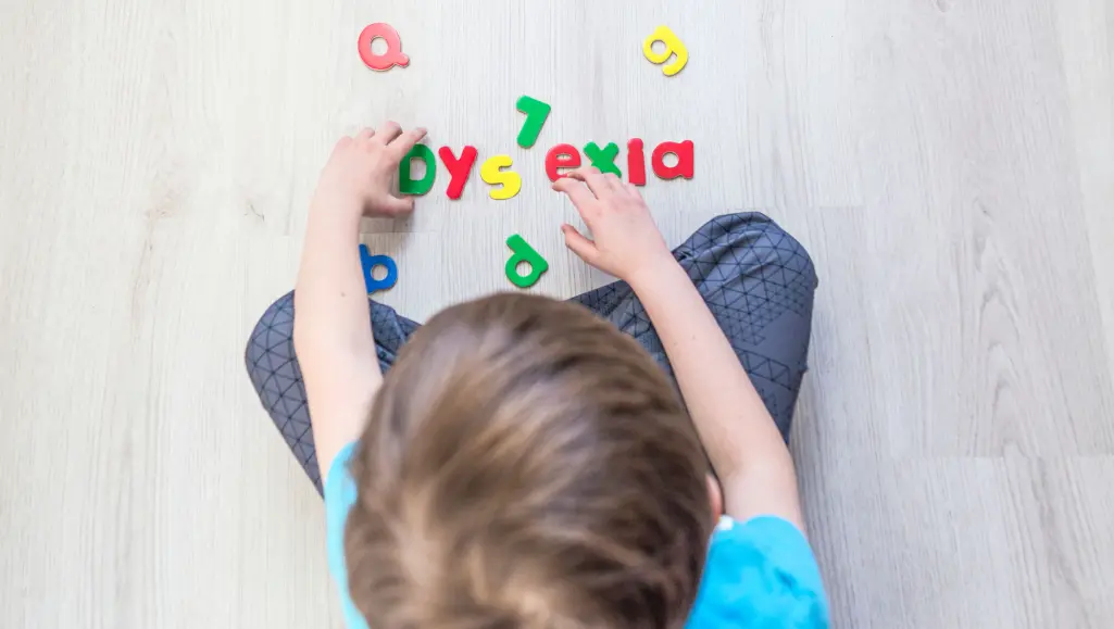 Dysleksi er ikke noe man bare vokser av seg. Derfor er det viktig at det oppdages tidlig så tiltak kan bli satt inn, ifølge forsker. Dysleksi er ikke noe man bare vokser av seg. Derfor er det viktig at det oppdages tidlig så tiltak kan bli satt inn, ifølge forsker.