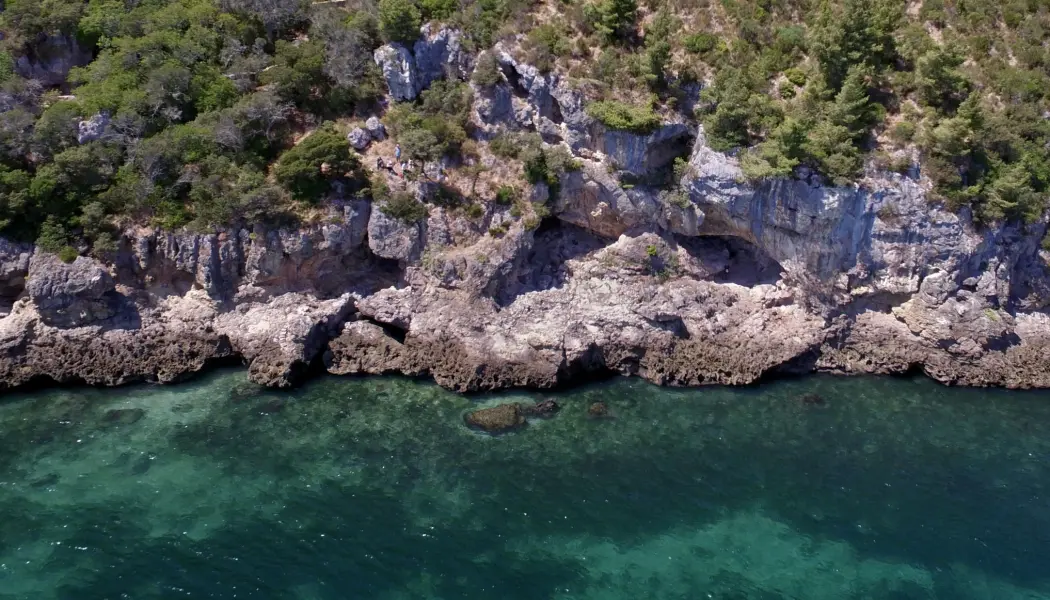 I disse hulene, som sees nede ved vannkanten, har det blitt funnet rester etter neandertalernes bruk av havet. Hulene var mye dypere, og de lå lengre inn i landet for 80 000 år siden. I disse hulene, som sees nede ved vannkanten, har det blitt funnet rester etter neandertalernes bruk av havet. Hulene var mye dypere, og de lå lengre inn i landet for 80 000 år siden.