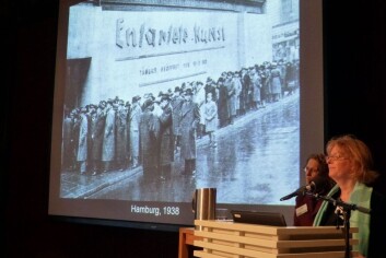 Kunstforskeren Elizabeth Prelinger formidlet i Oslo nye perspektiver på nazistenes forhold til Munch. På skjermen et foto av køen til utstillingen ”Entartete Kunst” da den ble holdt i Hamburg. (Foto: Bård Amundsen) Kunstforskeren Elizabeth Prelinger formidlet i Oslo nye perspektiver på nazistenes forhold til Munch. På skjermen et foto av køen til utstillingen ”Entartete Kunst” da den ble holdt i Hamburg. (Foto: Bård Amundsen)