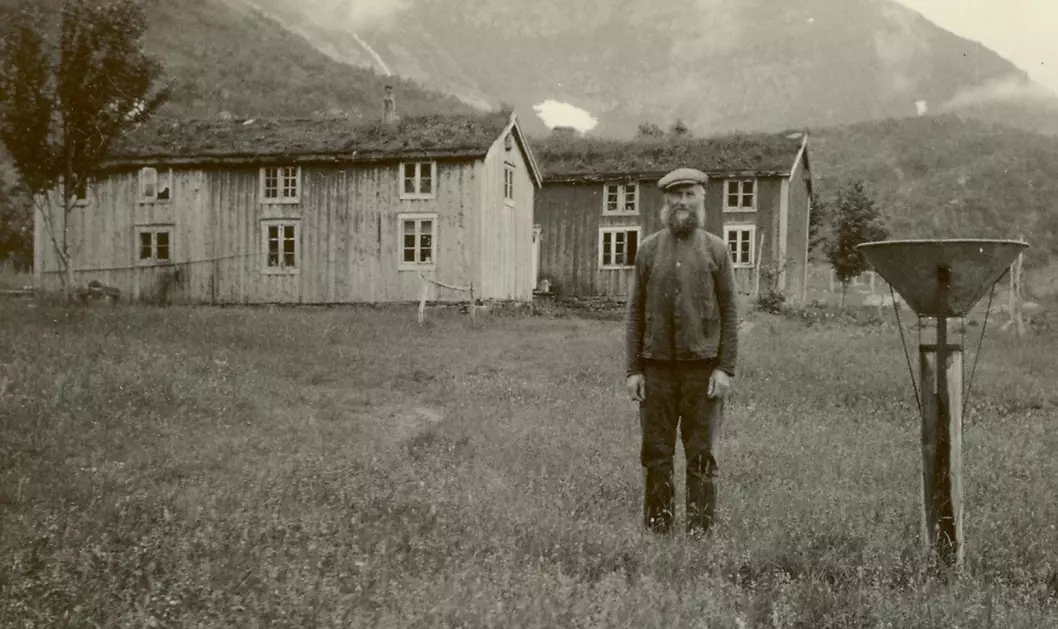 I 1922 begynte Ludvig Nilsen Vatne i Lurøy å registrere temperatur, nedbør, vind og snødybde. (Foto: Privat)
