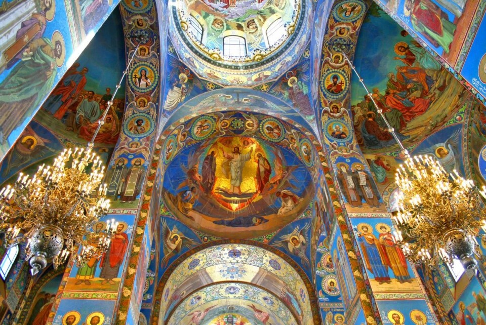 Har du opplevd at du var en del av noe større når du har vært i et vakkert kirkerom? Opplevelsen er en såkalt skjønnhetserfaring – som kan lære oss å se verden på en ny måte. Her sees innsiden av Oppstandelseskirken i St. Petersburg i Russland. (Foto: Art zz/Microstock)