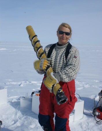 Forsker Elisabeth Isaksson med en iskjerne under feltarbeid i Antarktis. (Foto: Helgard Anschuetz/ Norsk Polarinstitutt) Forsker Elisabeth Isaksson med en iskjerne under feltarbeid i Antarktis. (Foto: Helgard Anschuetz/ Norsk Polarinstitutt)