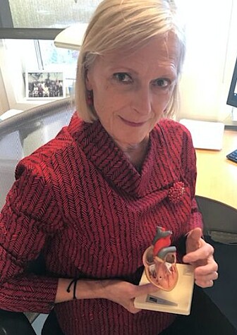 Maja-Lisa Løchen forteller at koronaviruset sniker seg inn i hjertemuskelen og dreper cellene der. Maja-Lisa Løchen forteller at koronaviruset sniker seg inn i hjertemuskelen og dreper cellene der.