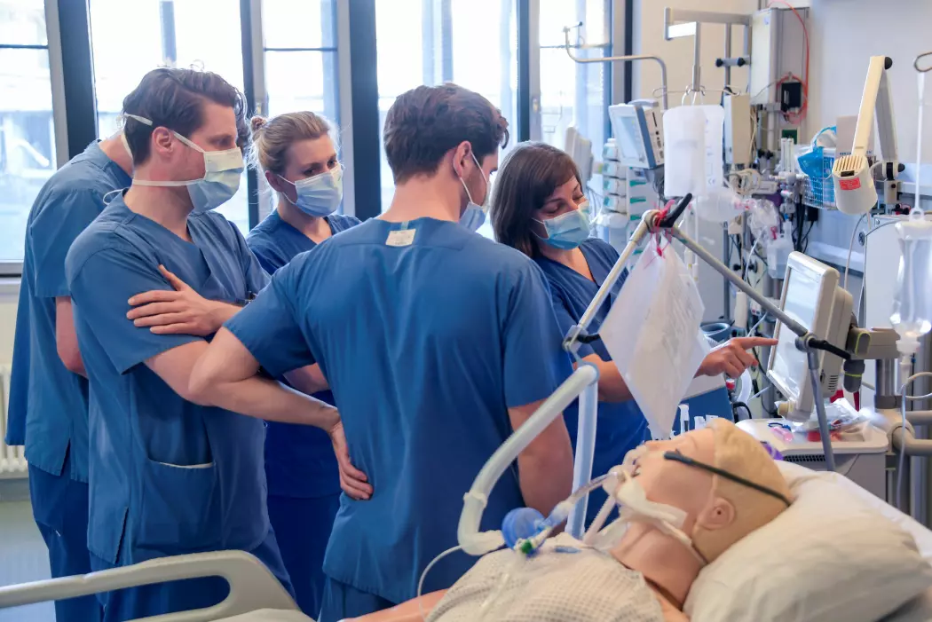 Her får leger opplæring i bruk av respirator ved University Medical Center Hamburg-Eppendorf in Hamburg, Tyskland, 25. mars 2020, mens koronavirus-pandemien (covid-19) fortsetter. (Foto:Axel Heimken/Pool via REUTERS