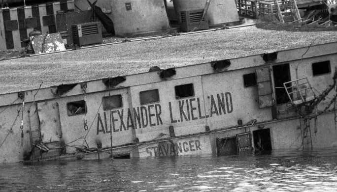 Flere fagfolk og de som var med på ulykken, påpekte at det kunne være andre årsaker til ulykken enn den ulykkeskommisjonen konkluderte med. Her fra fra snuing av plattformen, 15. september 1983. Flere fagfolk og de som var med på ulykken, påpekte at det kunne være andre årsaker til ulykken enn den ulykkeskommisjonen konkluderte med. Her fra fra snuing av plattformen, 15. september 1983.