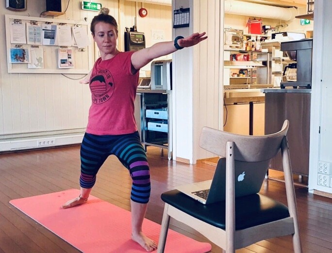 Kokk Karin Jansdotter har rigget seg til med yogamatte og treningsvideo på Macen i fellesstua. Kokk Karin Jansdotter har rigget seg til med yogamatte og treningsvideo på Macen i fellesstua.