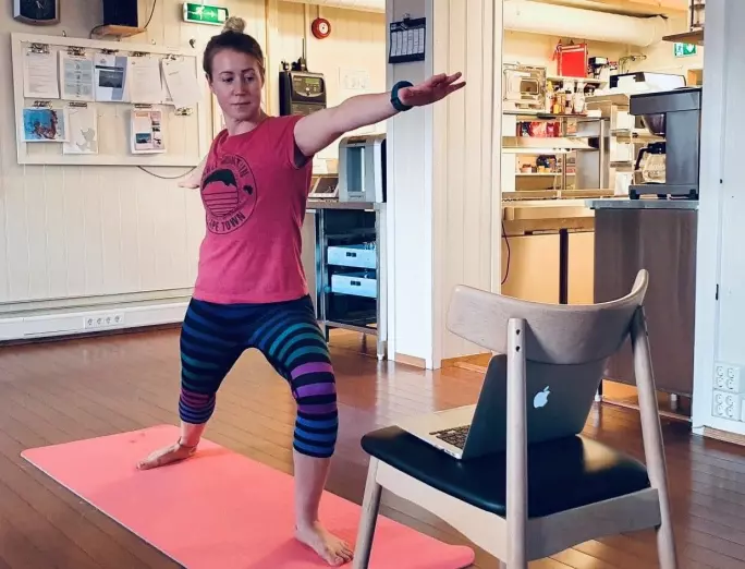 Kokk Karin Jansdotter har rigget seg til med yogamatte og treningsvideo på Macen i fellesstua.
