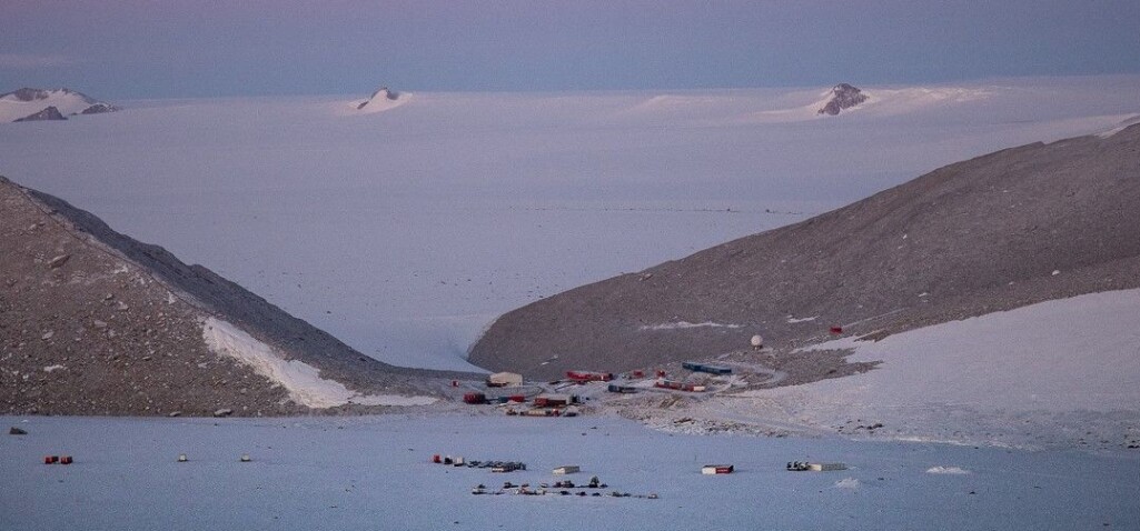 Det lir mot vinter på forskningsstasjonen Troll i Antarktis, og med mørketid i emninga skinner polarlyset over fjellene i stasjonsområdet. Her tilbringer seks personer totalt 13 måneder isolert fra omverdenen. Det lir mot vinter på forskningsstasjonen Troll i Antarktis, og med mørketid i emninga skinner polarlyset over fjellene i stasjonsområdet. Her tilbringer seks personer totalt 13 måneder isolert fra omverdenen.