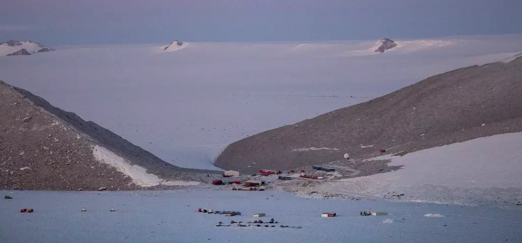 Det lir mot vinter på forskningsstasjonen Troll i Antarktis, og med mørketid i emninga skinner polarlyset over fjellene i stasjonsområdet. Her tilbringer seks personer totalt 13 måneder isolert fra omverdenen.