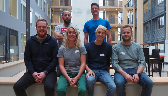Overvintringsteamet på Troll i 2020 er mekaniker Arthur Snekvik fra Surnadal (foran til venstre), kokk Karin Jansdotter fra Gøteborg, lege Thomas Dretvik fra Sandnes og rørlegger Aleksander Tvedt Johannessen fra Randaberg. Bakerst til venstre; elektriker Alexander Sola fra Randaberg og forskningstekniker Roald Klingsheim fra Hjelmeland. Bildet ble tatt i Tromsø i oktober 2019, rett før avreise til Troll. Overvintringsteamet på Troll i 2020 er mekaniker Arthur Snekvik fra Surnadal (foran til venstre), kokk Karin Jansdotter fra Gøteborg, lege Thomas Dretvik fra Sandnes og rørlegger Aleksander Tvedt Johannessen fra Randaberg. Bakerst til venstre; elektriker Alexander Sola fra Randaberg og forskningstekniker Roald Klingsheim fra Hjelmeland. Bildet ble tatt i Tromsø i oktober 2019, rett før avreise til Troll.