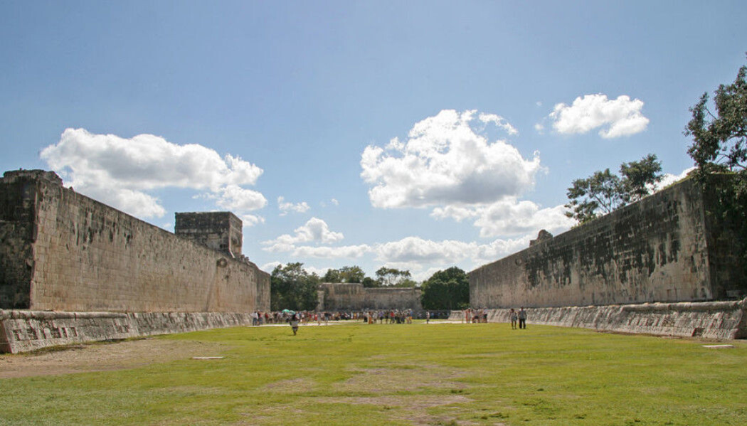 Denne store banen ligger ved Maya-stedet Chichen Itza i Mexico. Den er en av de 2300 banene forskere har funnet. Denne store banen ligger ved Maya-stedet Chichen Itza i Mexico. Den er en av de 2300 banene forskere har funnet.