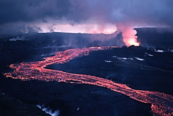 Lava strømmer ut av sprekker i Krafla i 1984, mot slutten av perioden da vulkanisme i området truet med å stanse byggingen av kraftverket. (Foto: Michael Ryan, US Geological Survey) Lava strømmer ut av sprekker i Krafla i 1984, mot slutten av perioden da vulkanisme i området truet med å stanse byggingen av kraftverket. (Foto: Michael Ryan, US Geological Survey)