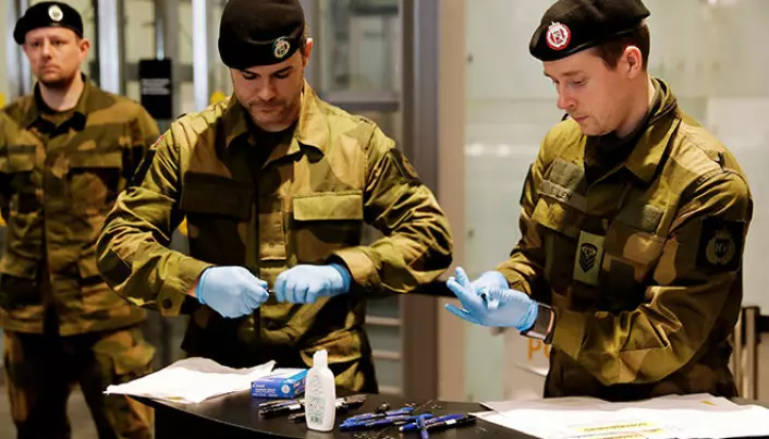 Soldiers from the Emergency Squadron to HV-02 support civil society with various missions at Gardermoen Airport in connection with the Korona outbreak.