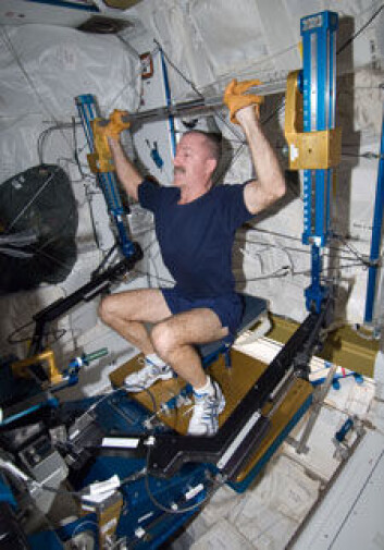 Den nye Advanced Resistive Exercise Device, som først ble laget i 2008, dobler den maksimale simulerte vekten på over 270 kilo. Her en NASA astronaut som trener på den nye maskinen. (Foto: NASA) Den nye Advanced Resistive Exercise Device, som først ble laget i 2008, dobler den maksimale simulerte vekten på over 270 kilo. Her en NASA astronaut som trener på den nye maskinen. (Foto: NASA)