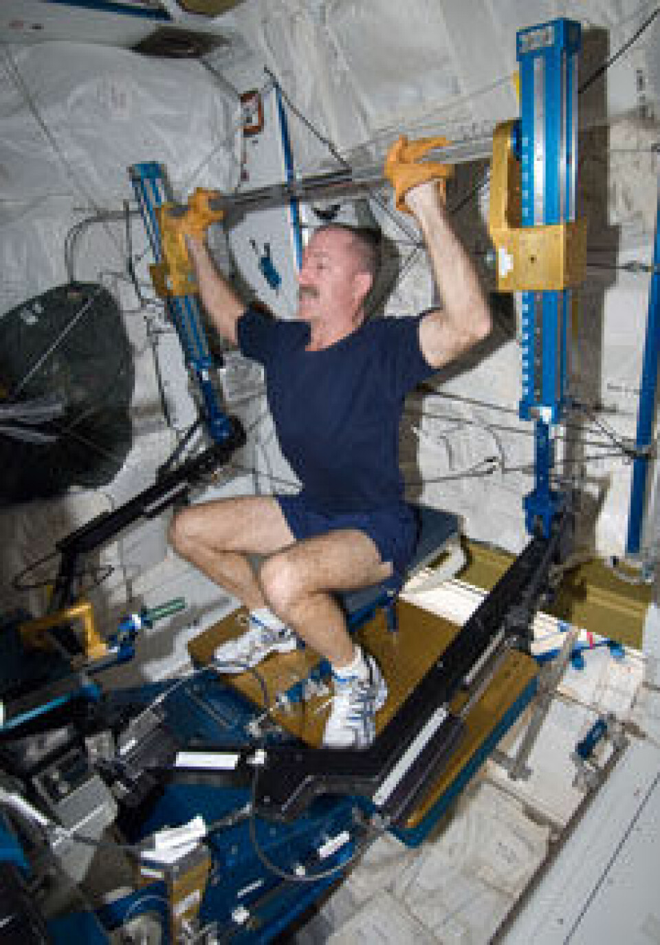 Den nye Advanced Resistive Exercise Device, som først ble laget i 2008, dobler den maksimale simulerte vekten på over 270 kilo. Her en NASA astronaut som trener på den nye maskinen. (Foto: NASA)