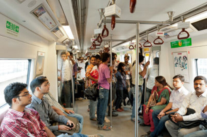Passasjerer på t-banen i Indias hovedstad Delhi. Byene har dratt fra landsbygda når det gjelder økonomisk utvikling. (Foto: iStockphoto.com) Passasjerer på t-banen i Indias hovedstad Delhi. Byene har dratt fra landsbygda når det gjelder økonomisk utvikling. (Foto: iStockphoto.com)